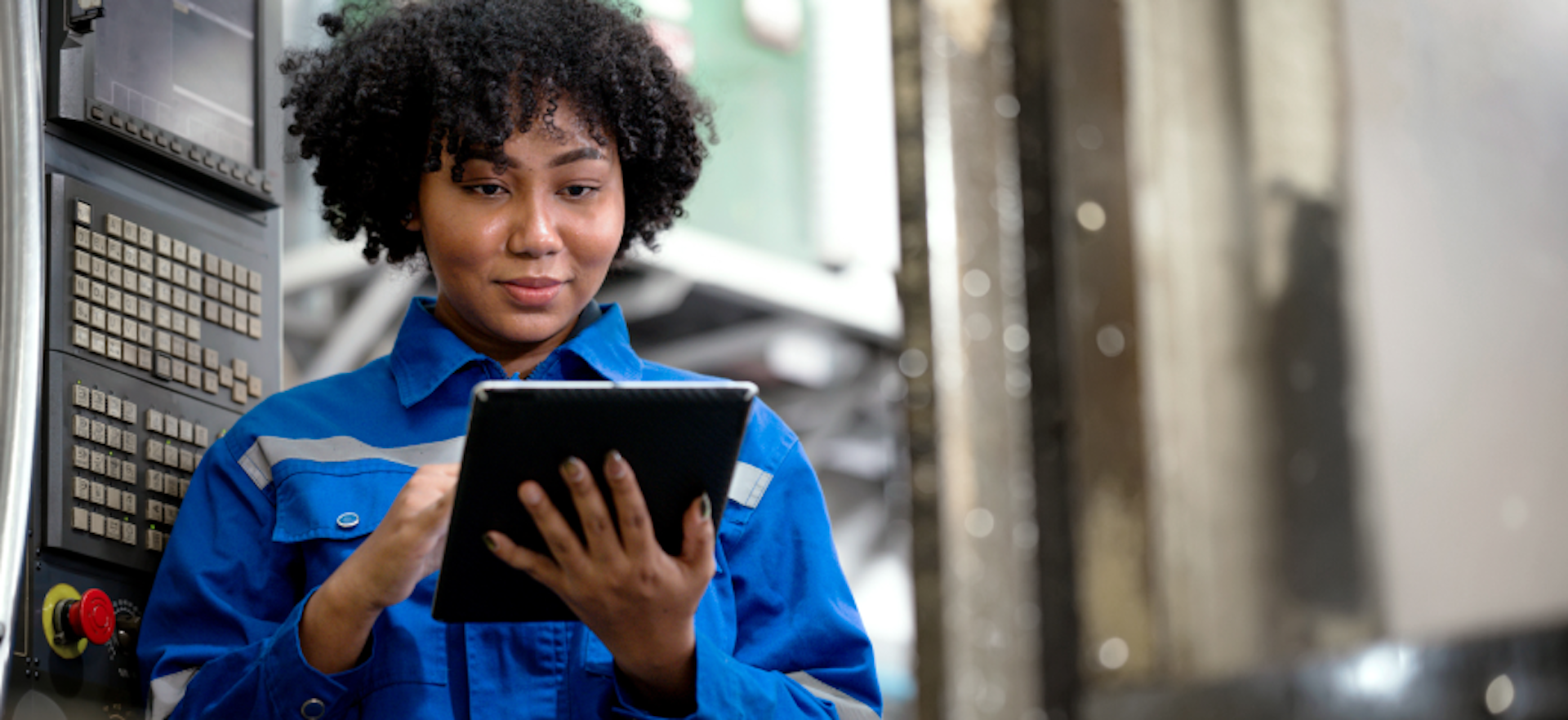 Mulher com um tablet trabalhando remotamente