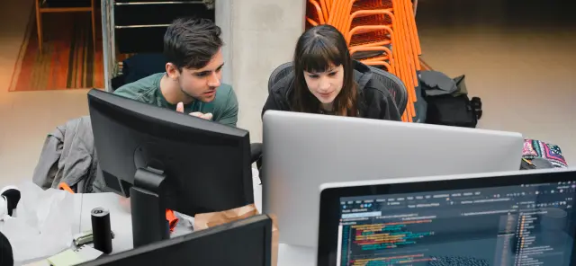 Homem e mulher trabalhando juntos em um computador